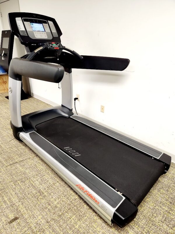 Life Fitness 95T Achieve Treadmill