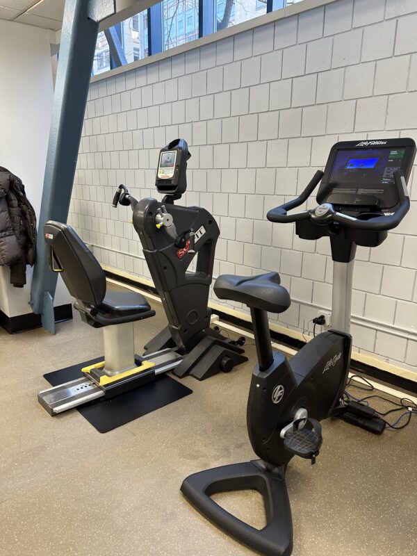 Life Fitness Discover SE Upright Bike