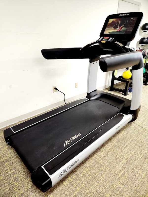 Life Fitness Discover SE3 treadmill